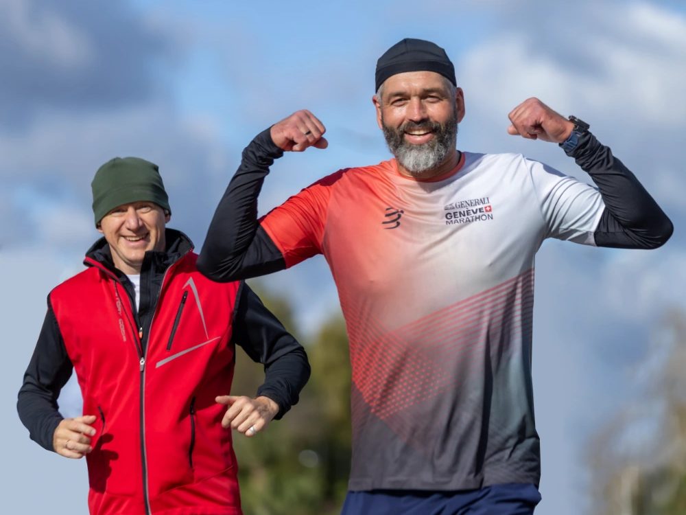 Участники бегут круг по набережной Гребного канала